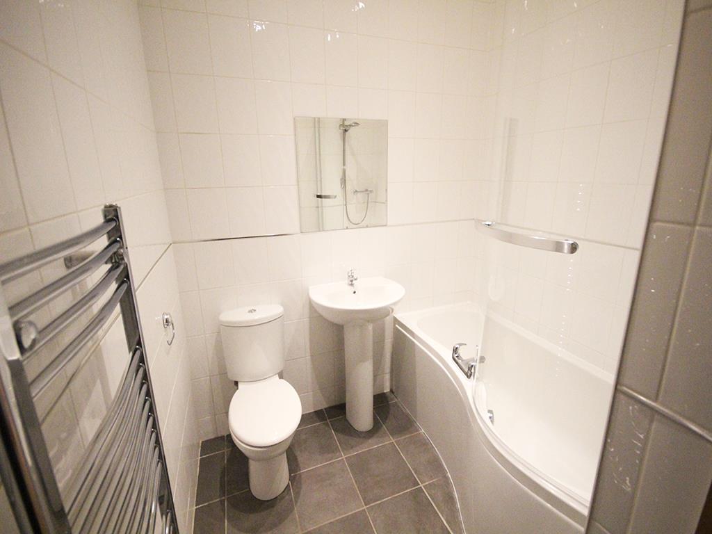 2 bedroom apartment For Sale in Colne - IMG_1348.jpg